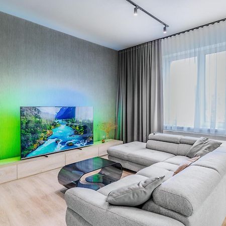 Chalupku - Luxurious Apartment 70M2 In Direct Centrum With Parking Included, Air-Conditioned, Balcony, Quiet Sleep, Best In Town Banska Bystrica Bagian luar foto