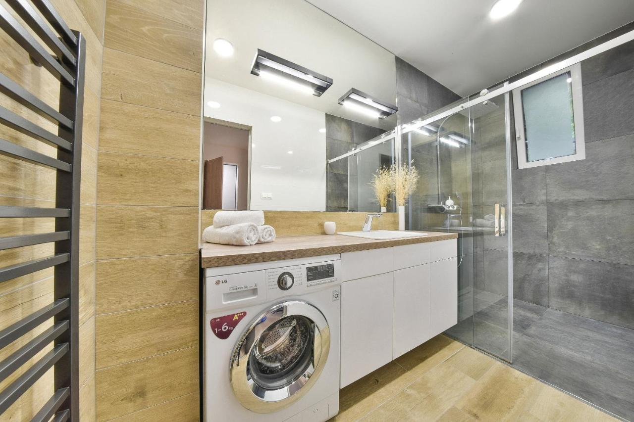 Chalupku - Luxurious Apartment 70M2 In Direct Centrum With Parking Included, Air-Conditioned, Balcony, Quiet Sleep, Best In Town Banska Bystrica Bagian luar foto