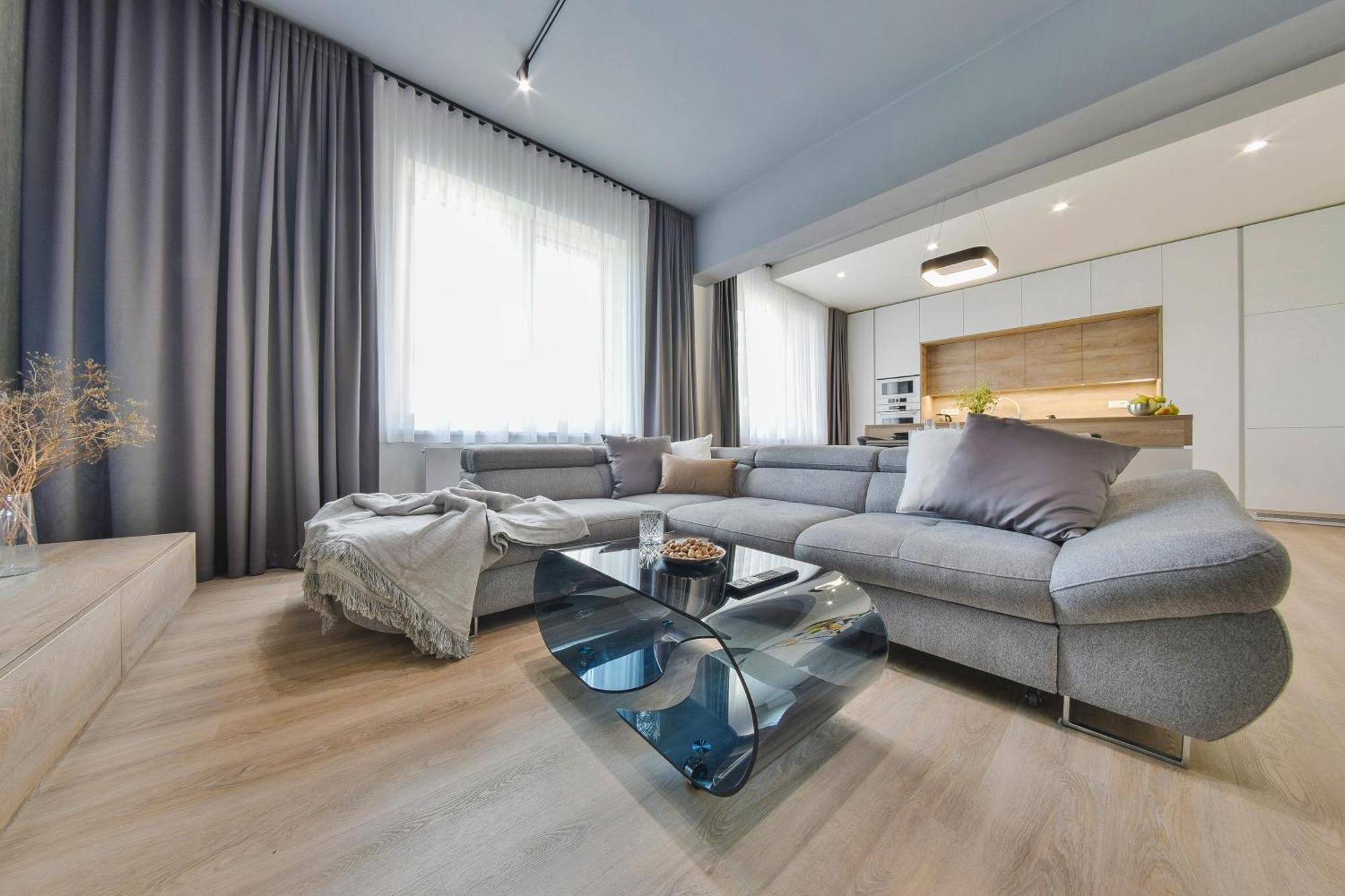 Chalupku - Luxurious Apartment 70M2 In Direct Centrum With Parking Included, Air-Conditioned, Balcony, Quiet Sleep, Best In Town Banska Bystrica Bagian luar foto