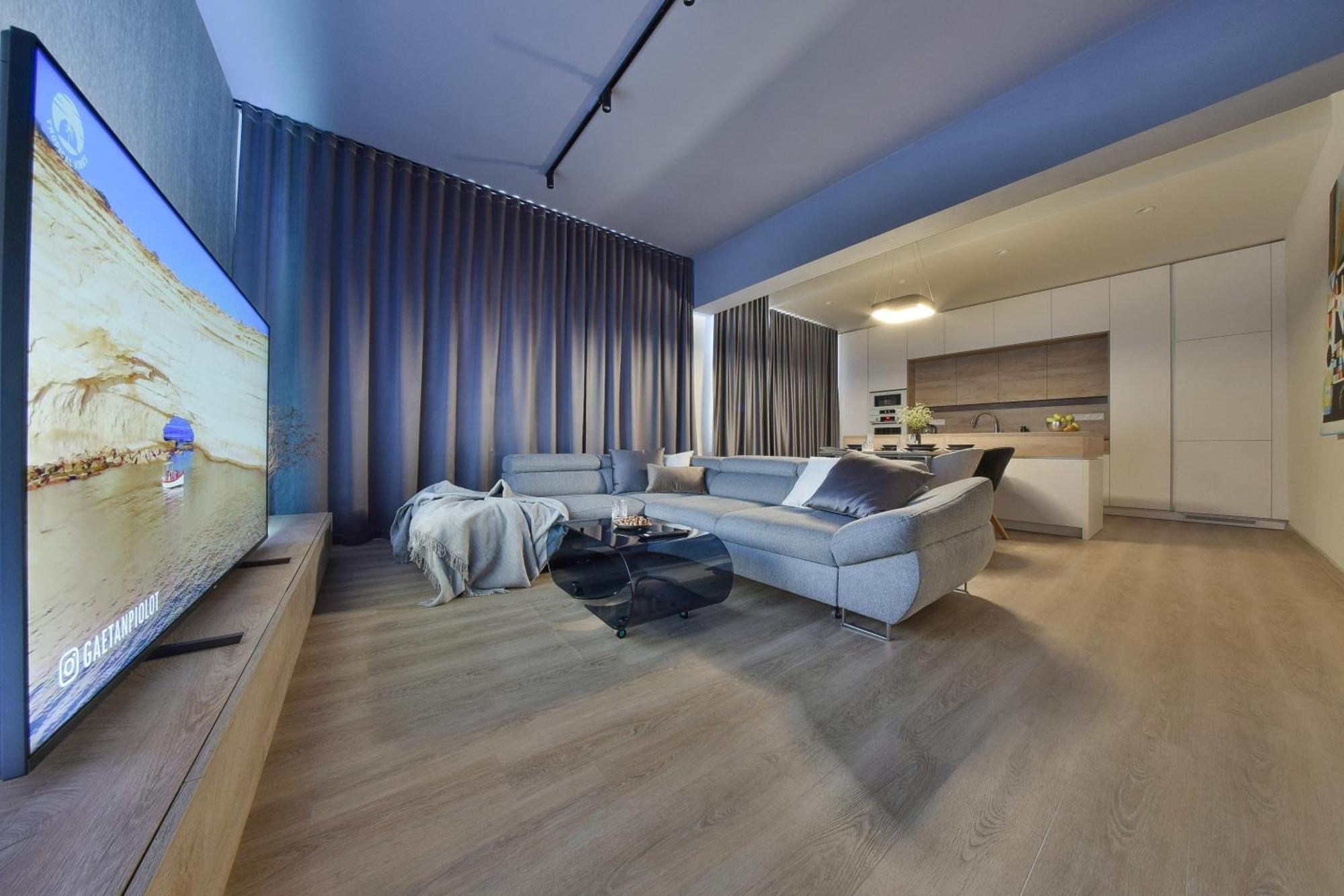 Chalupku - Luxurious Apartment 70M2 In Direct Centrum With Parking Included, Air-Conditioned, Balcony, Quiet Sleep, Best In Town Banska Bystrica Bagian luar foto