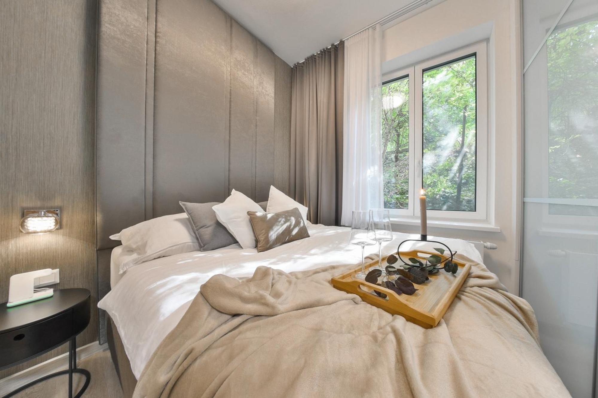 Chalupku - Luxurious Apartment 70M2 In Direct Centrum With Parking Included, Air-Conditioned, Balcony, Quiet Sleep, Best In Town Banska Bystrica Bagian luar foto